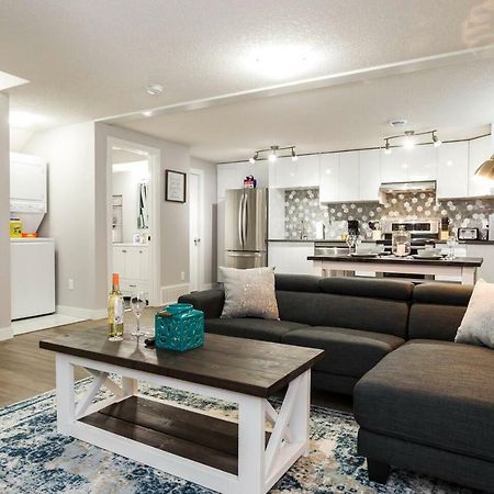 Modern Executive Suite I Complimentary Netflix & Parking! Edmonton Bagian luar foto