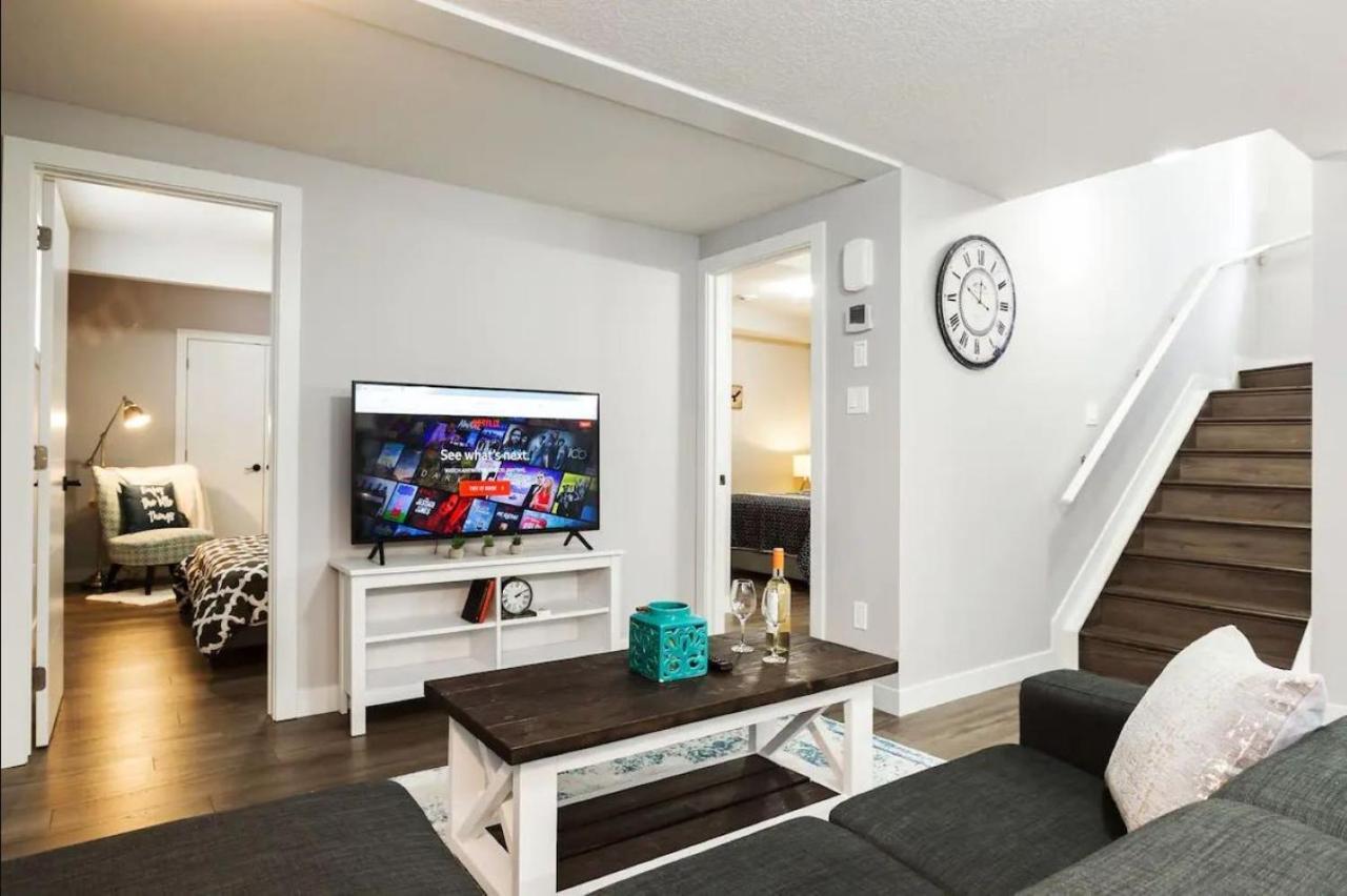 Modern Executive Suite I Complimentary Netflix & Parking! Edmonton Bagian luar foto