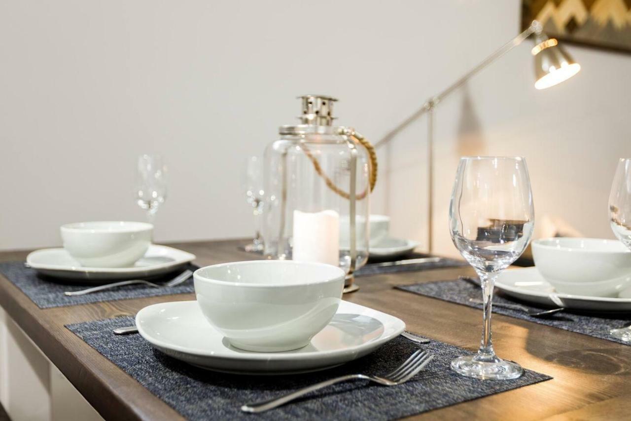 Modern Executive Suite I Complimentary Netflix & Parking! Edmonton Bagian luar foto