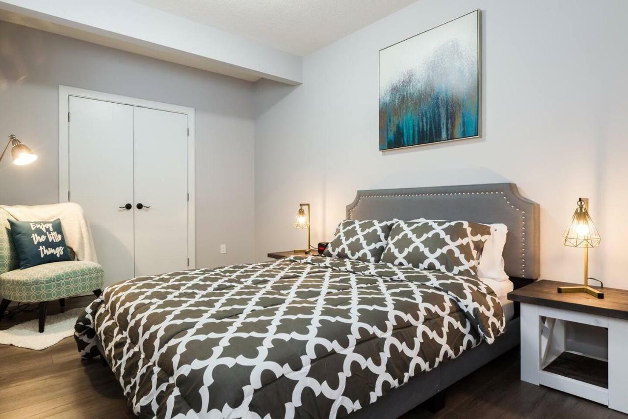 Modern Executive Suite I Complimentary Netflix & Parking! Edmonton Bagian luar foto