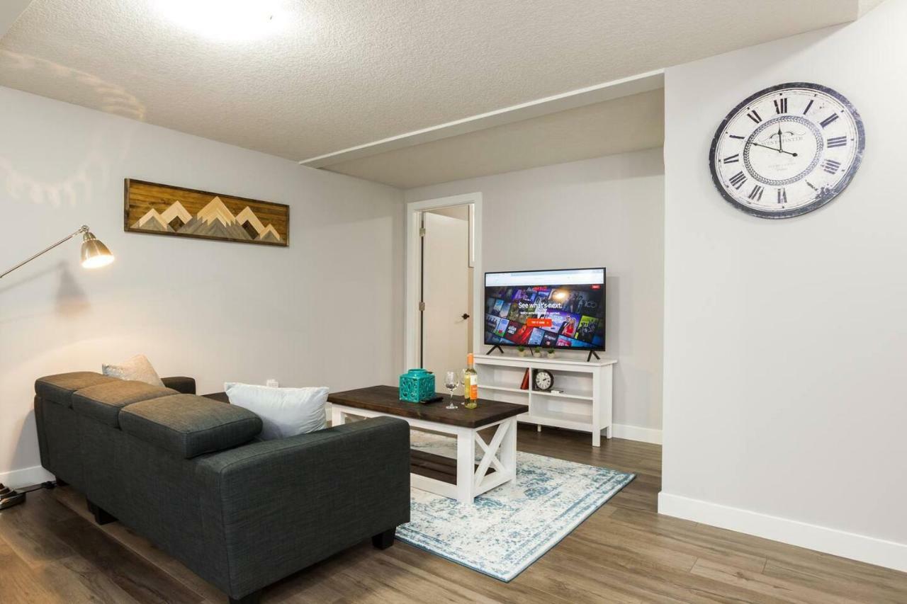 Modern Executive Suite I Complimentary Netflix & Parking! Edmonton Bagian luar foto