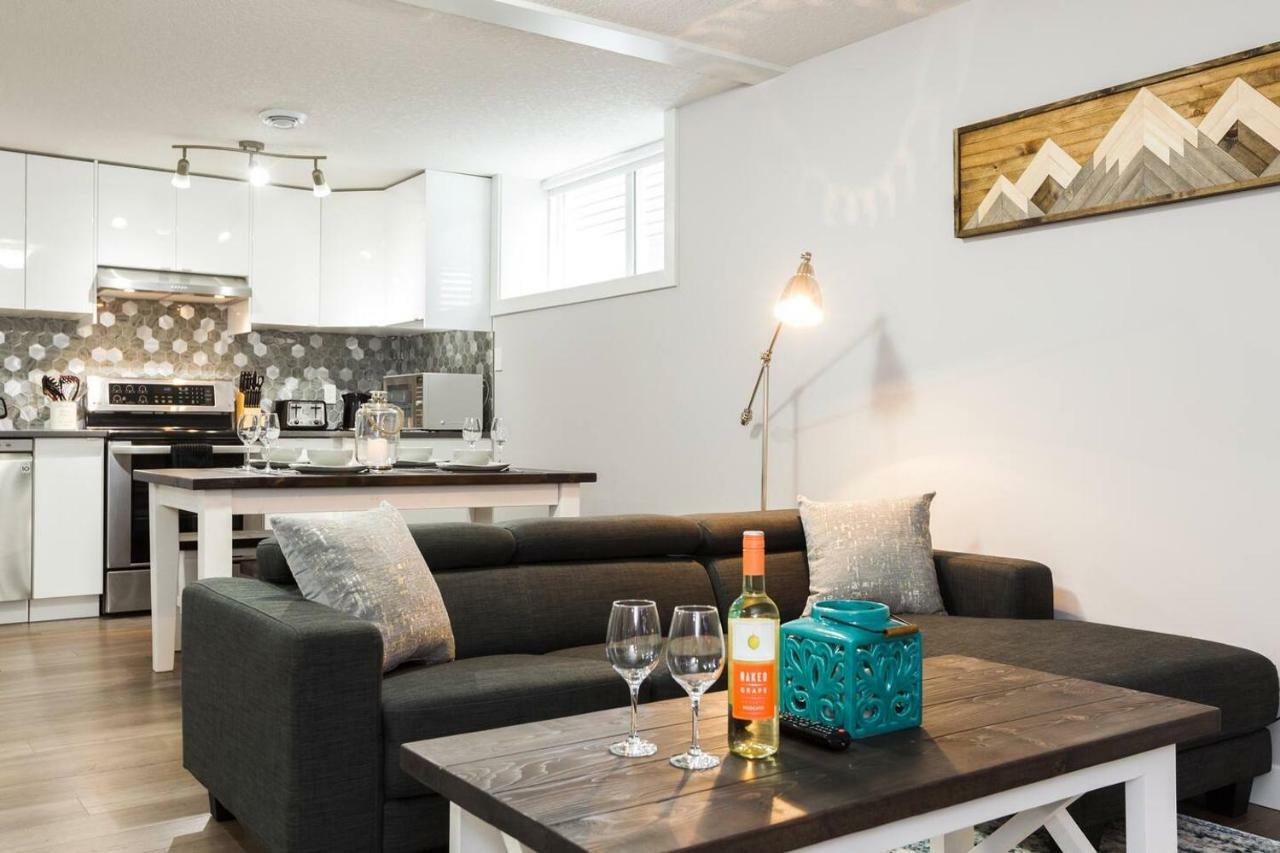Modern Executive Suite I Complimentary Netflix & Parking! Edmonton Bagian luar foto