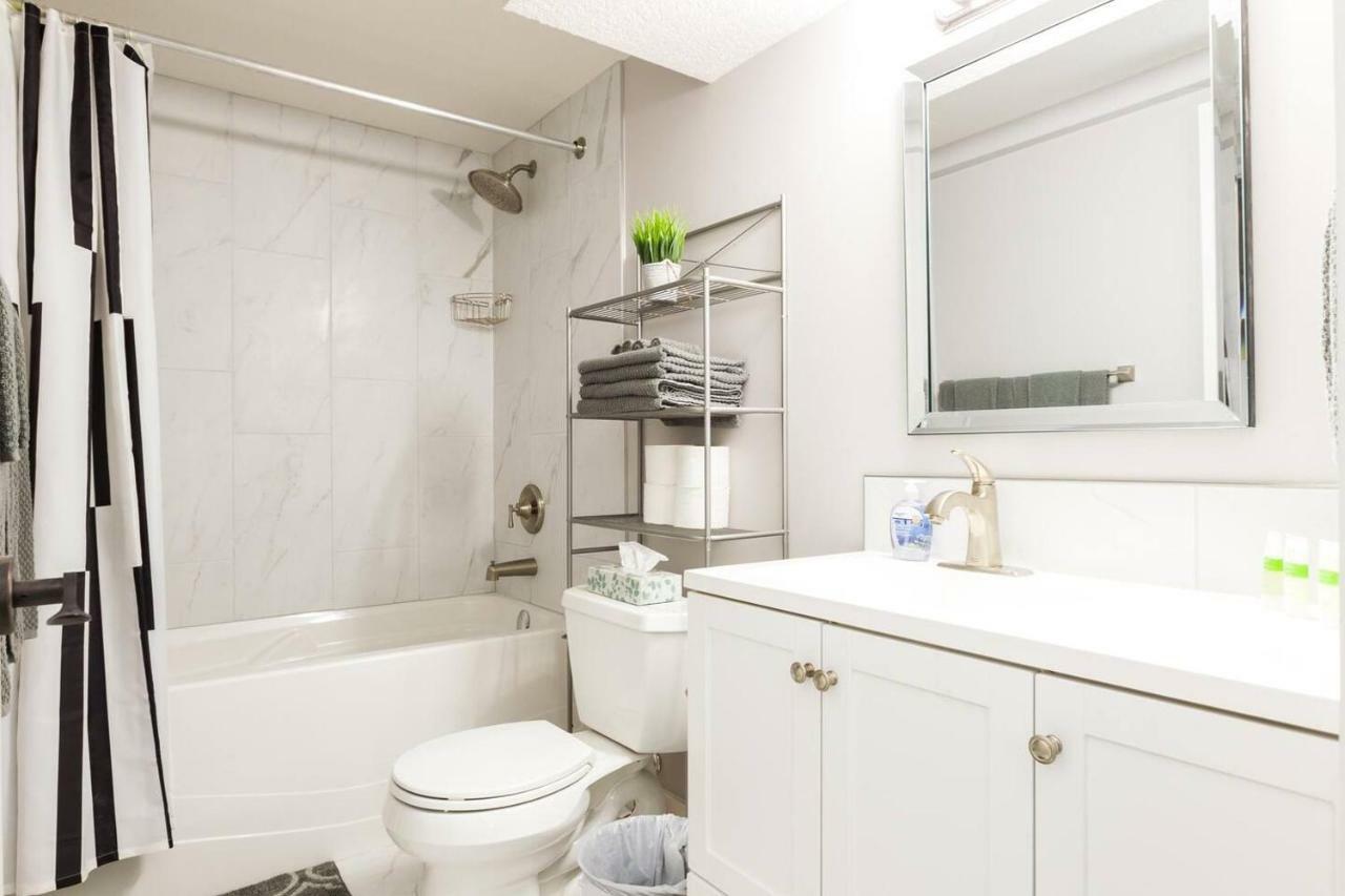 Modern Executive Suite I Complimentary Netflix & Parking! Edmonton Bagian luar foto