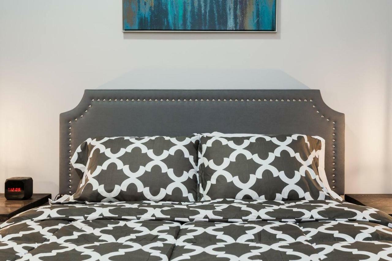 Modern Executive Suite I Complimentary Netflix & Parking! Edmonton Bagian luar foto