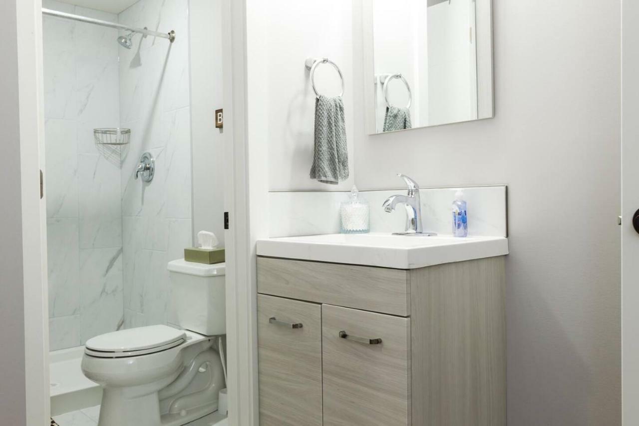 Modern Executive Suite I Complimentary Netflix & Parking! Edmonton Bagian luar foto