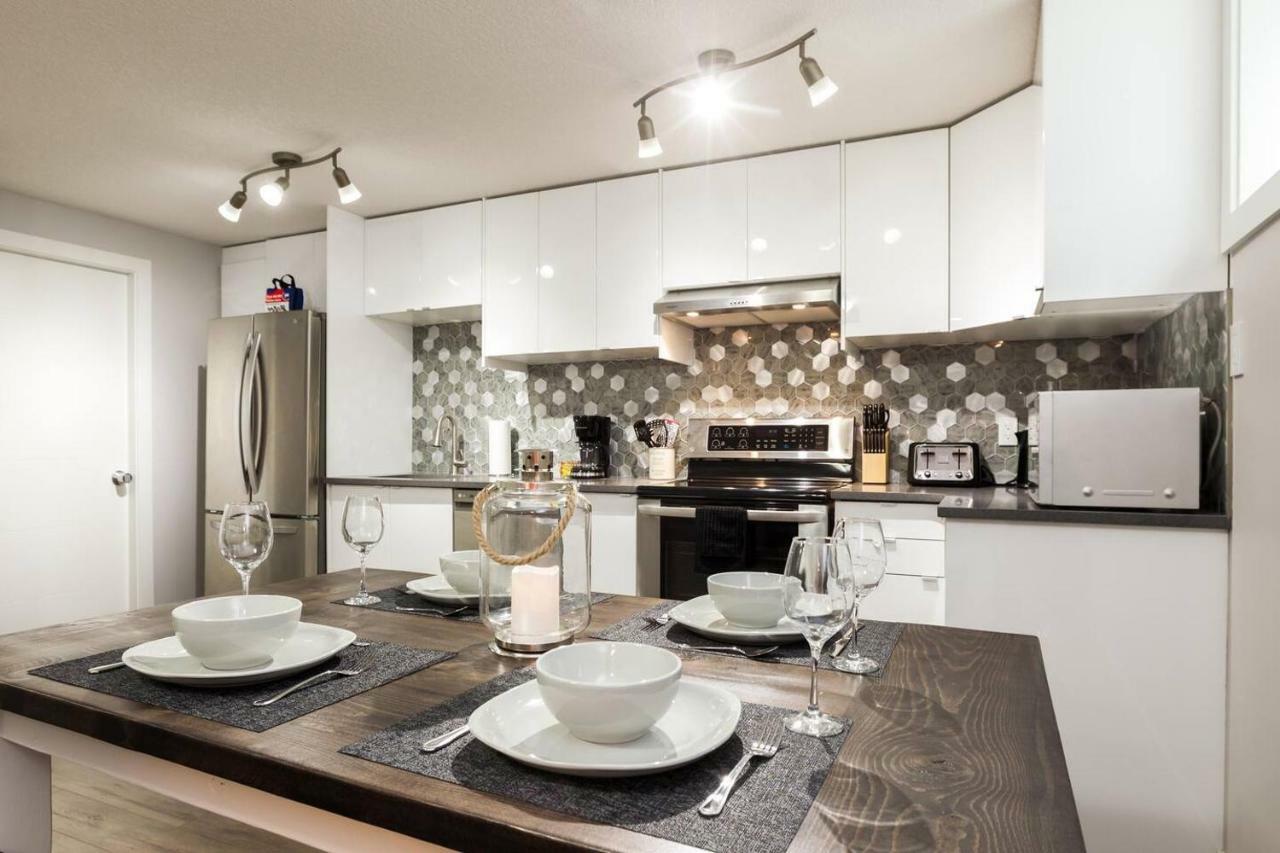 Modern Executive Suite I Complimentary Netflix & Parking! Edmonton Bagian luar foto