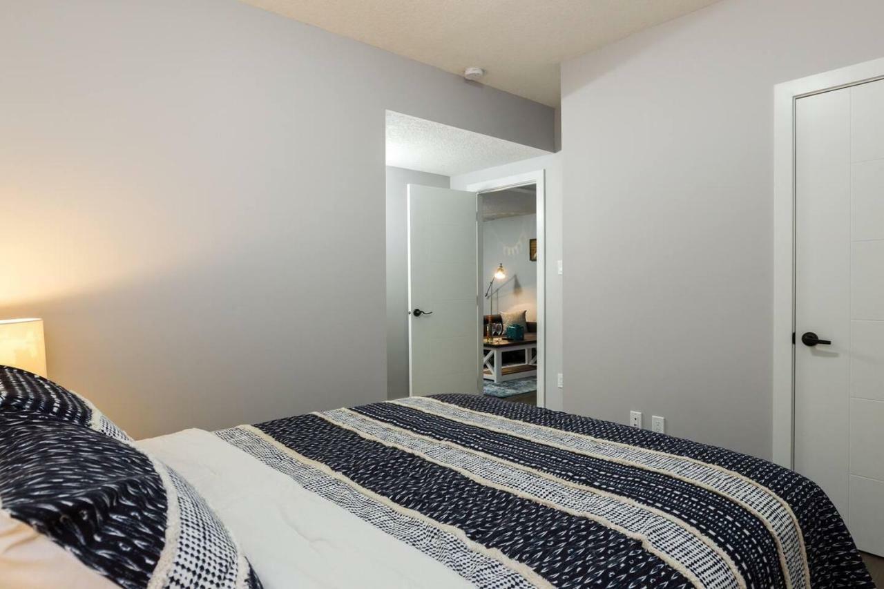 Modern Executive Suite I Complimentary Netflix & Parking! Edmonton Bagian luar foto