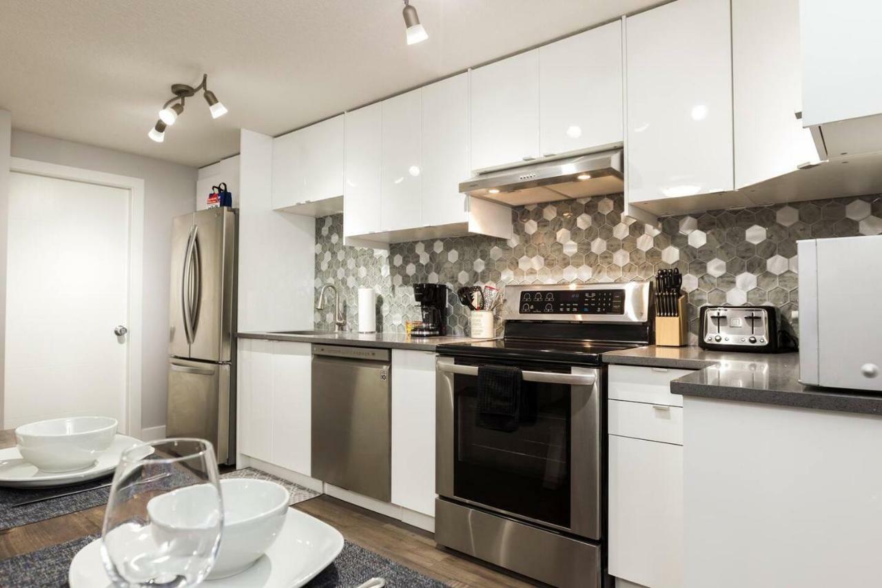 Modern Executive Suite I Complimentary Netflix & Parking! Edmonton Bagian luar foto