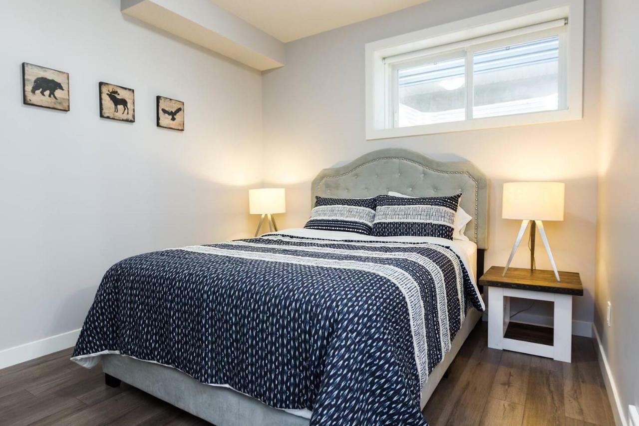 Modern Executive Suite I Complimentary Netflix & Parking! Edmonton Bagian luar foto