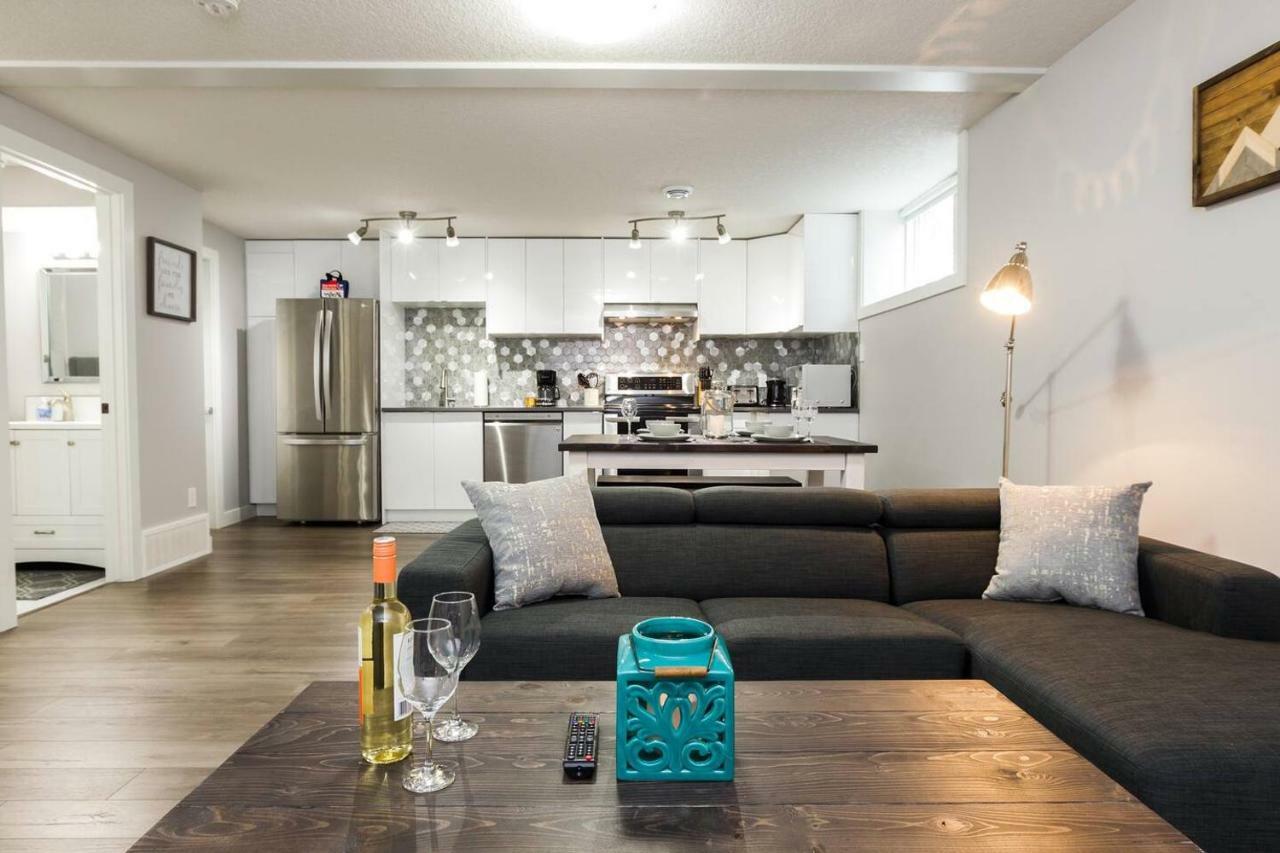 Modern Executive Suite I Complimentary Netflix & Parking! Edmonton Bagian luar foto
