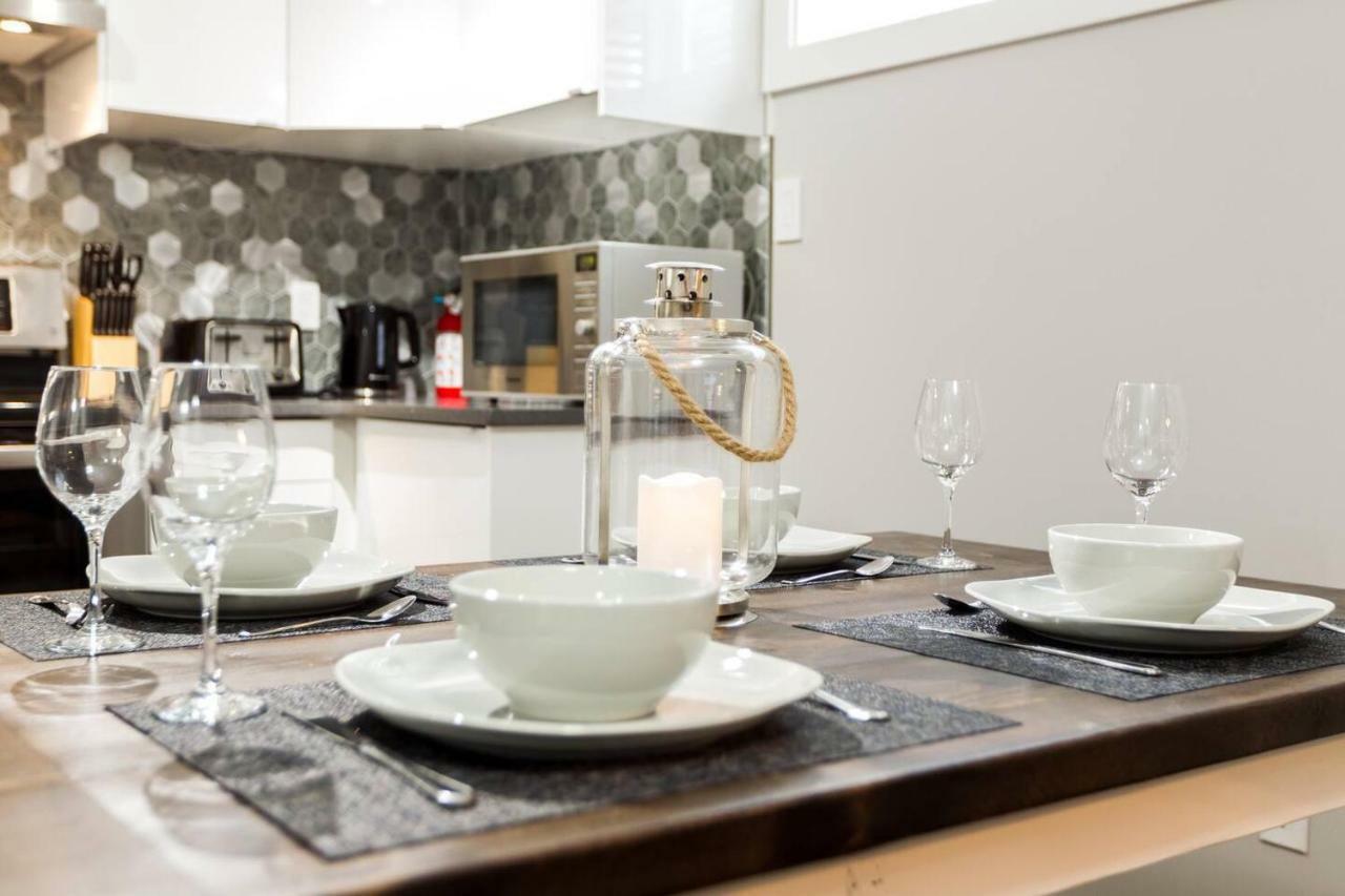 Modern Executive Suite I Complimentary Netflix & Parking! Edmonton Bagian luar foto