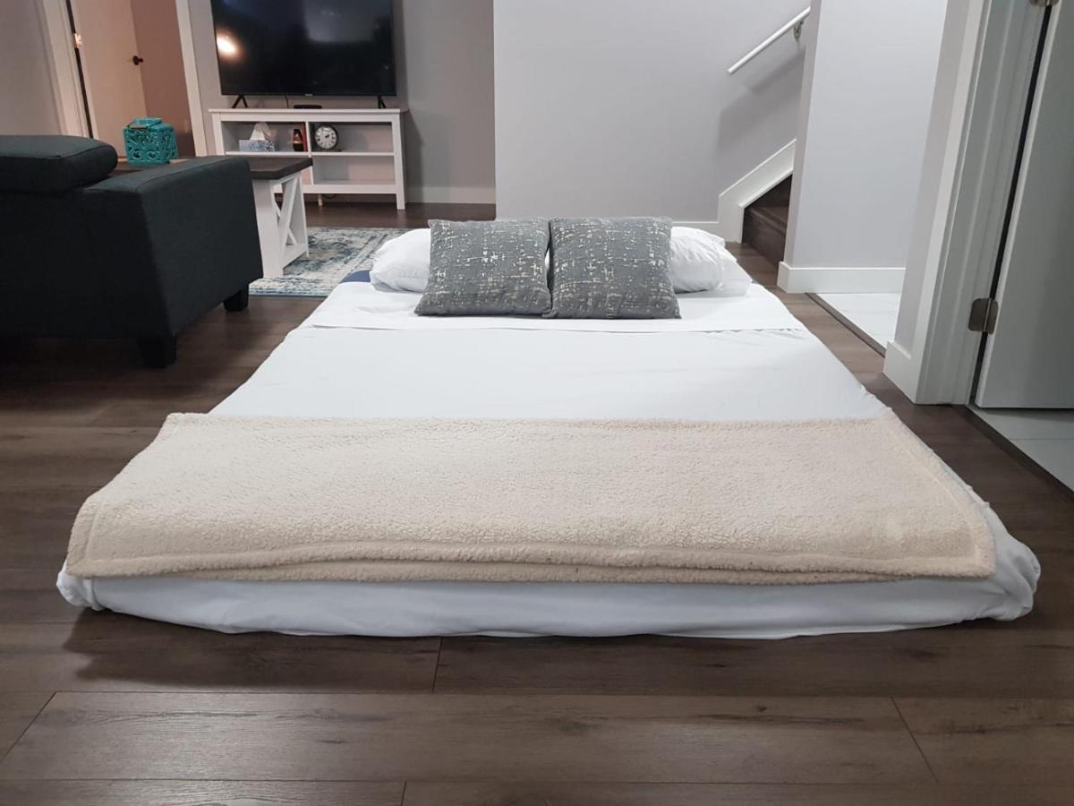 Modern Executive Suite I Complimentary Netflix & Parking! Edmonton Bagian luar foto